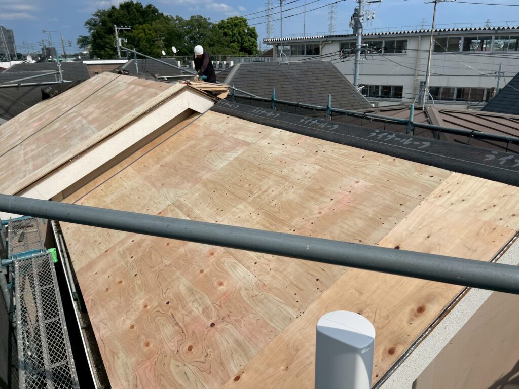 新しい野地板を張った屋根