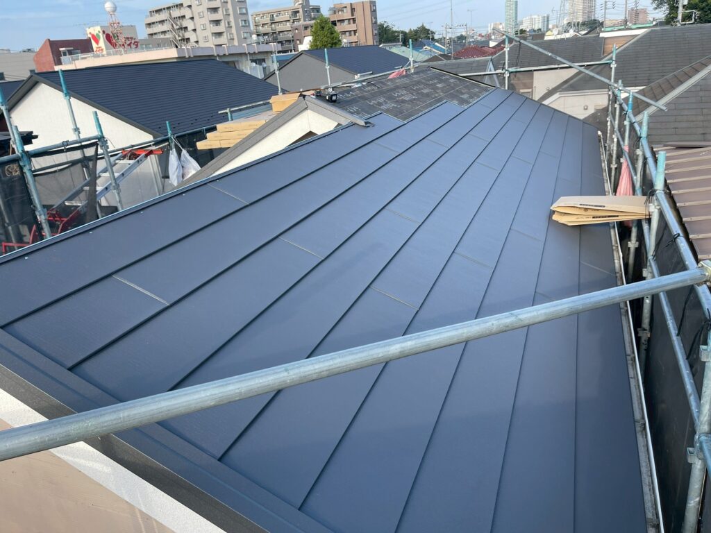 スーパーガルテクトを葺き