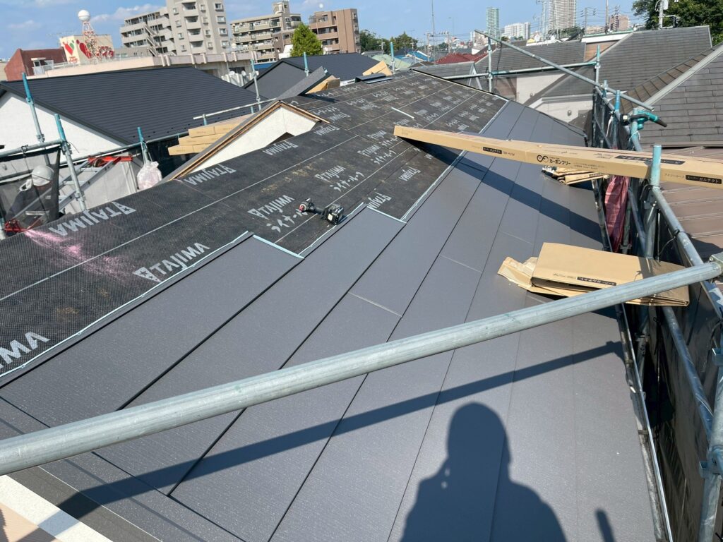 スーパーガルテクト葺き工事中