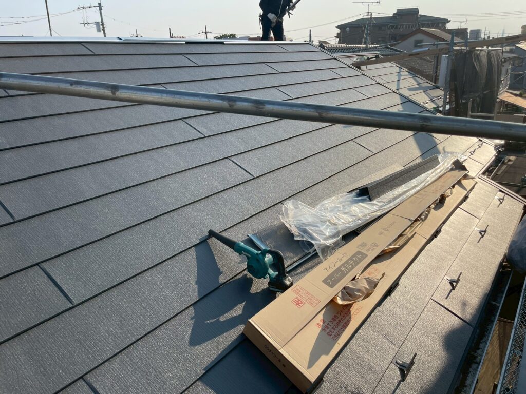 スーパーガルテクトを葺き上げた屋根