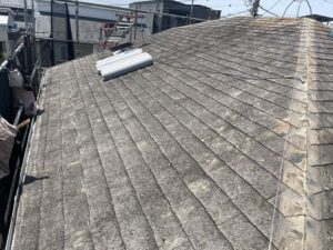 棟をはがしたコロニアル屋根