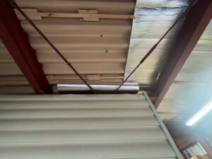 屋根の裏に下地の木を流して遮熱シートを張る