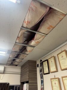 天井をはがし、遮熱シートを張る