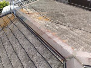 古いコロニアル屋根の棟