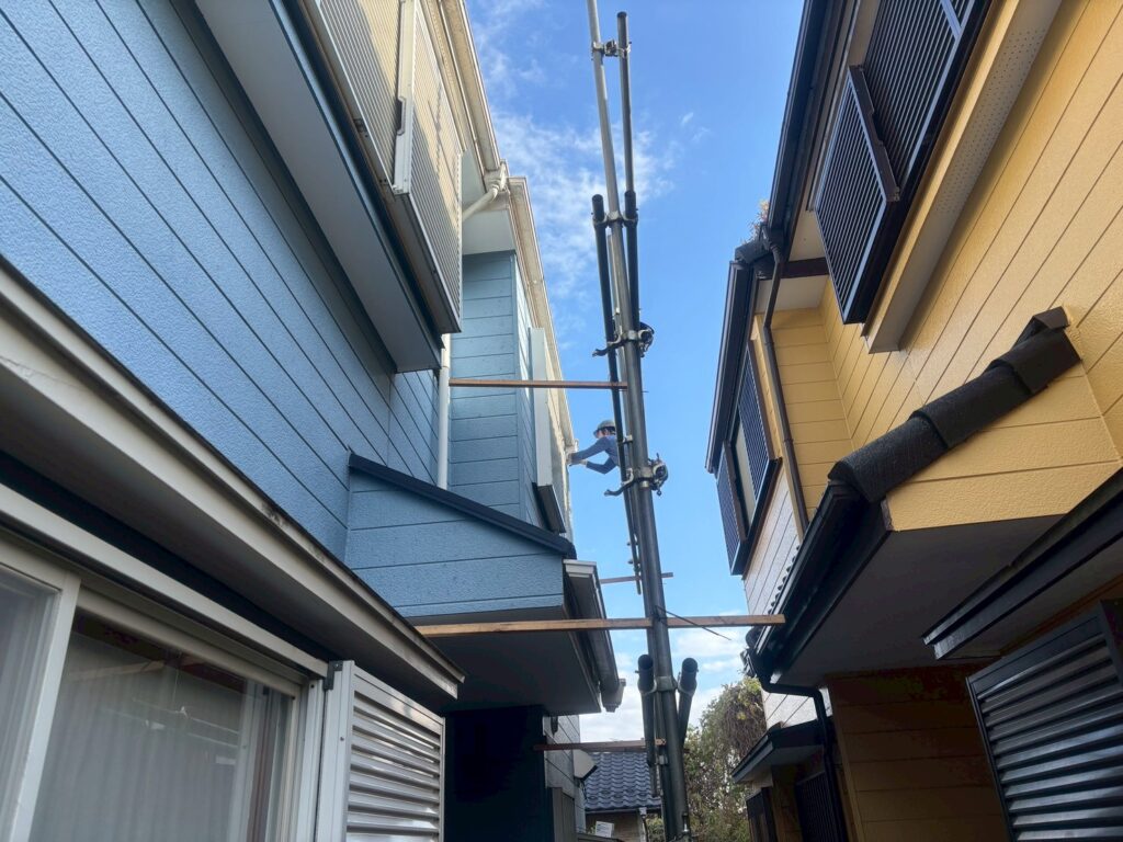 足場組立工事中