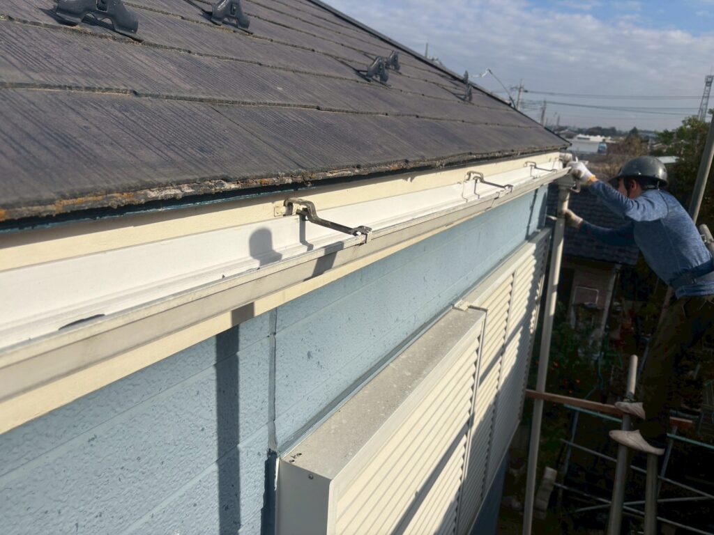 雹で穴の開いた雨樋