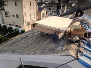 野地板合板を屋根に上げて張る準備