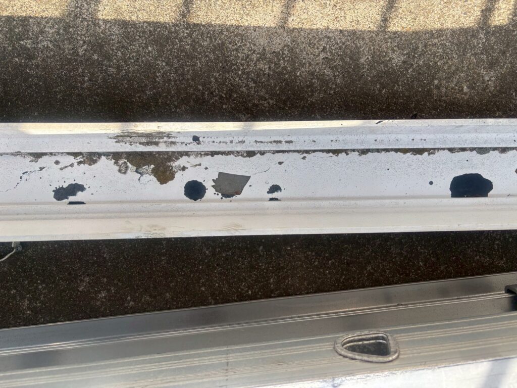 雹で穴の開いた雨樋