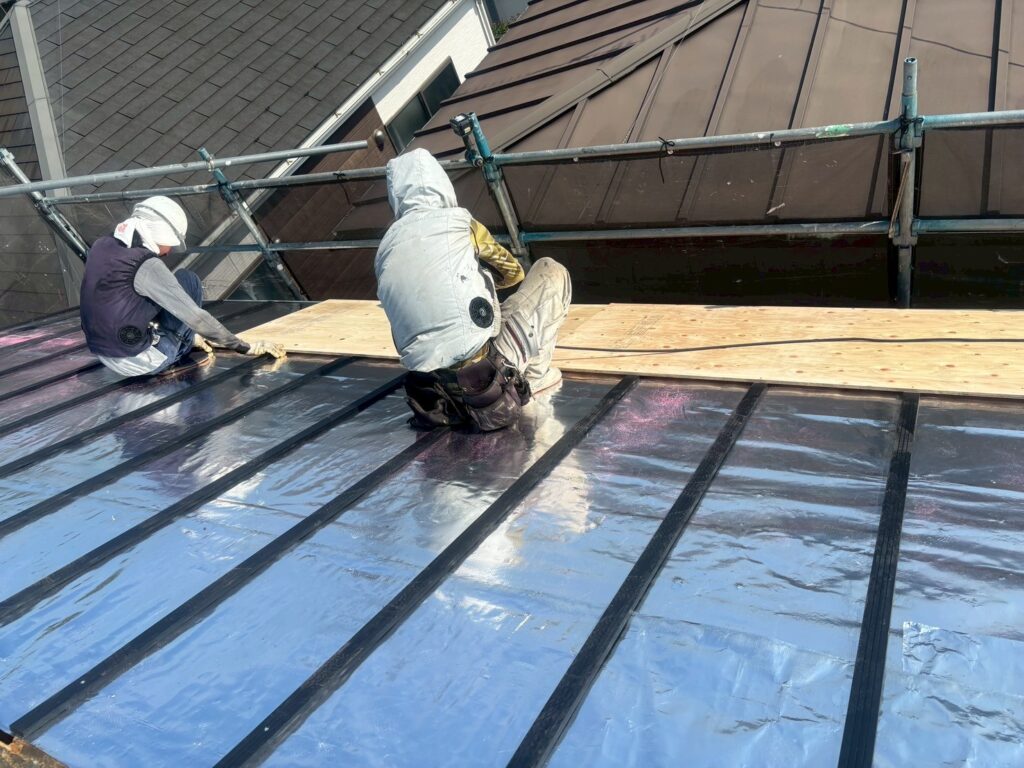 遮熱シート施工中