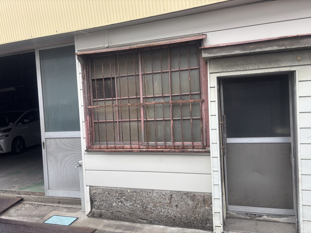古いサッシの有る倉庫兼工場