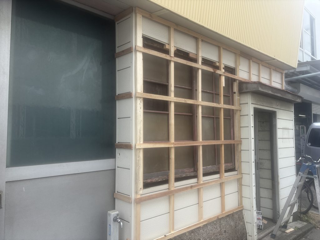古いサッシに外壁用下地を取り付ける