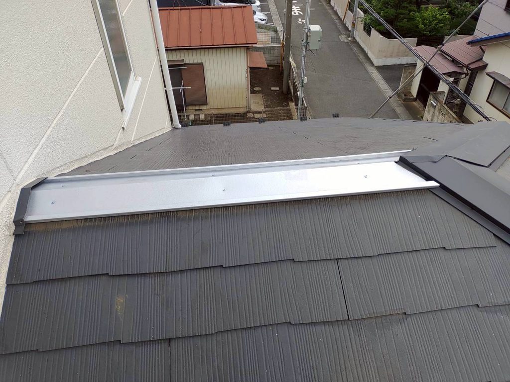 下屋根のガルバリウム鋼板の棟下地取付