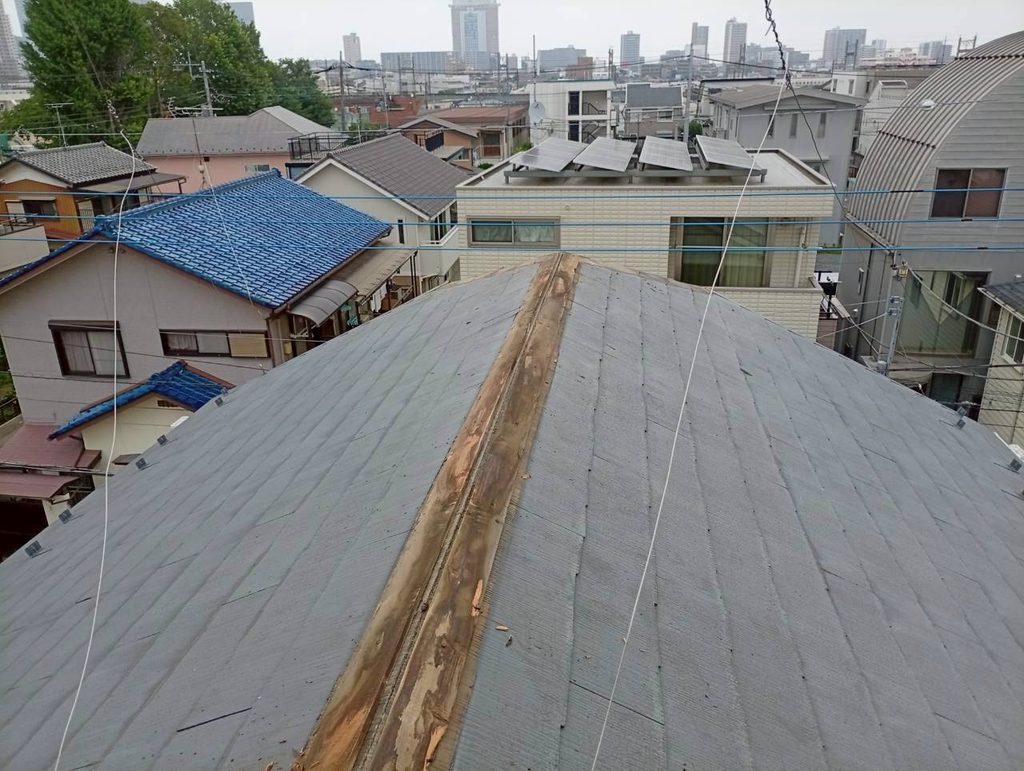 棟板金をはがしたコロニアルスレート屋根