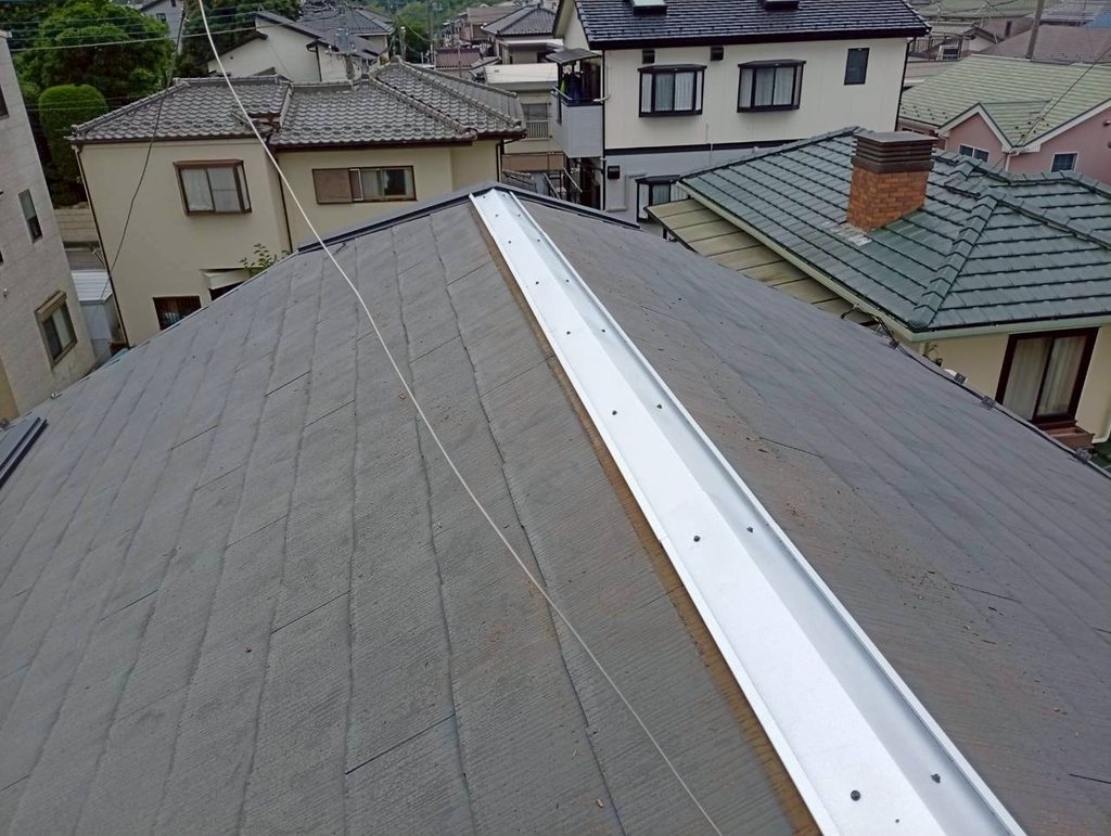 ガルバリウム鋼板の棟下地を取付した様子